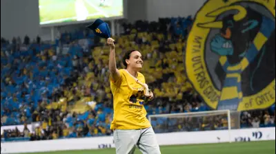 אמילי דמארי, ששוחררה משבי חמאס, במשחק של מכבי תל אביב. שירה קז