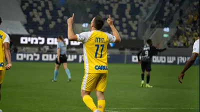 שחקן מכבי תל אביב אושר דוידה. שירה קז