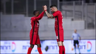 ג'יימס אדניי לצד ניר ברדע שחקני הפועל חדרה. מאור אלקסלסי