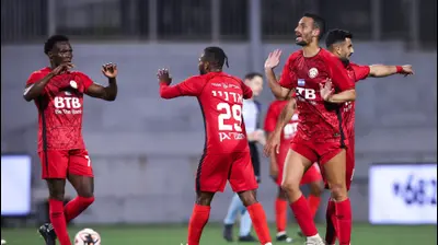 שחקני הפועל חדרה חוגגים עם ג'יימס אדניי. מאור אלקסלסי