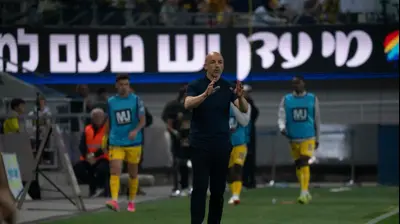 מאמן מכבי תל אביב, ז'ארקו לאזטיץ'. שירה קז