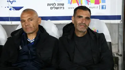 מאמן בני סכנין מנחם קורצקי ליד עוזרו סלאח חסארמה. דני מרון