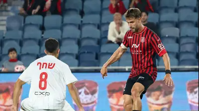 קפטן הפועל ירושלים עומר אגבדיש מול שחקן בני סכנין אלעד שחף. דני מרון