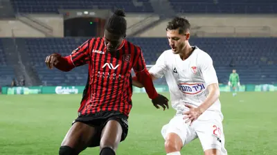 שחקן הפועל ירושלים אלוז' יאו לפני שחקן בני סכנין אחמד סלמן. דני מרון