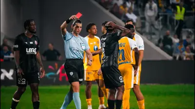 השופטת ספיר ברמן שולפת כרטיס אדום לשחקן הפועל חיפה, דראמן סאלו. שירה קז