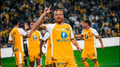 שחקן מכבי תל אביב, עידו שחר. שירה קז