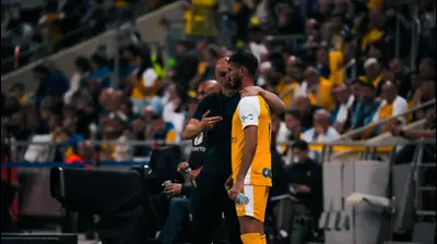 שחקן מכבי תל אביב, שגיב יחזקאל, עם המאמן ז'ארקו לאזטיץ'. שירה קז