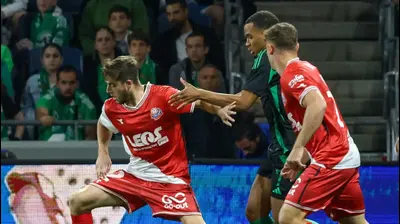 נועם בן הרוש שחקן הפועל חיפה לפני קסנדר סברינה שחקן מכבי חיפה. דני מרון