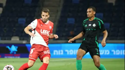 אביאל זרגרי שחקן הפועל חיפה לפני קסנדר סברינה שחקן מכבי חיפה. דני מרון