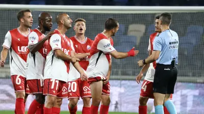 שחקני הפועל חיפה סביב השופט גל לוי. דני מרון