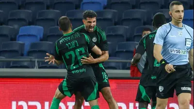 קני סייף שחקן מכבי חיפה חוגג שער. דני מרון