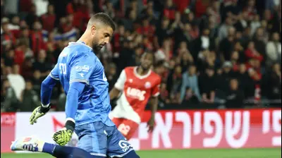 יואב ג'רפי שוער הפועל חיפה. דני מרון