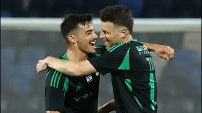 גיא מלמד שחקן מכבי חיפה חוגג שער עם רועי אלימלך. דני מרון