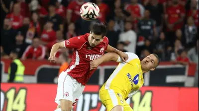 הלדר לופס שחקן הפועל באר שבע לצד אושר דוידה שחקן מכבי תל אביב. דני מרון