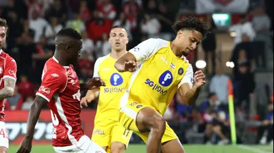 קינגס קאנגווה שחקן הפועל באר שבע לצד טייריס אסנטה שחקן מכבי תל אביב. דני מרון