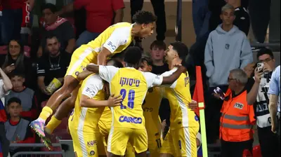 שחקני מכבי תל אביב חוגגים. דני מרון