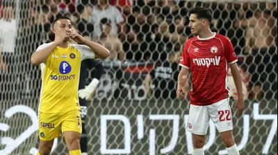 הלדר לופס שחקן הפועל באר שבע לצד אושר דוידה שחקן מכבי תל אביב. דני מרון