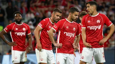 מתן בלטקסה לצד שחקני הפועל באר שבע. דני מרון