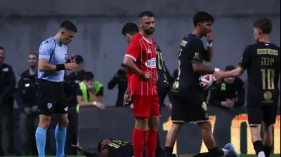 שניר לוי שופט כדורגל לצד זוהר זסנו שחקן בית