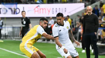 שחקן מכבי נתניה, פרדי ורגאס, מול שחקן מכבי תל אביב רז שלמה. ברני ארדוב