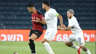 אילון אלמוג שחקן הפועל ירושלים לפני עאיד חבשי, כריסטיאן מרטינס שחקני עירוני קרית שמונה. דני מרון