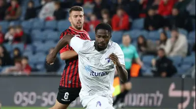 ז'ארדל שחקן עירוני קרית שמונה לפני איליי מדמון שחקן הפועל ירושלים. דני מרון