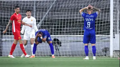 שחקן עירוני טבריה, באסם זערורה, אחרי החמצה, ליד סטניסלב בילנקי. מאור אלקסלסי