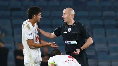 עידן לייבה שופט כדורגל לצד אניס פורת עיאש, הפועל חיפה. דני מרון