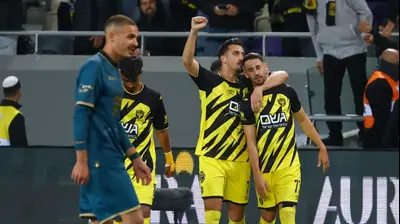 עומר אצילי חוגג עם ירדן שועה, שחקני בית