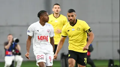 כרם ג'אבר שחקן מכבי נתניה מול טיימוקו דיארה שחקן הפועל חיפה. ברני ארדוב