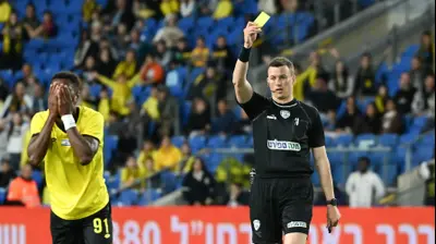 הרי טבארש שחקן מכבי נתניה סופג צהוב מהשופט אביב קליין. ברני ארדוב