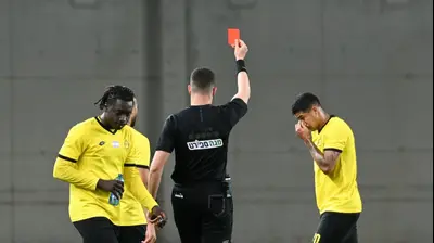 פרדי ורגאס שחקן מכבי נתניה סופג כרטיס אדום. ברני ארדוב