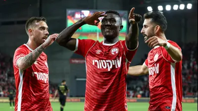 קינגס קאנגווה לצד יורי מדיירוש, אלון תורג'מן, הפועל באר שבע. דני מרון