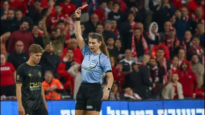 ספיר ברמן, שופטת כדורגל עם הכרטיס האדום אל עדי יונה, שחקן בית