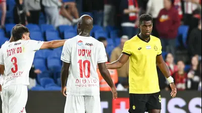 הרי טבארש שחקן מכבי נתניה עם שחקני הפועל חיפה. ברני ארדוב