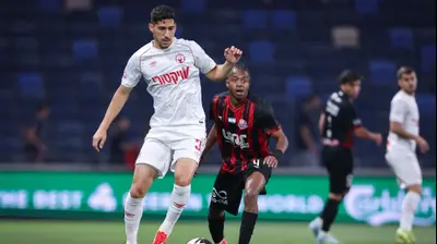 מתן בלטקסה שחקן הפועל באר שבע לפני טיימוקו דיארה שחקן הפועל חיפה. מאור אלקסלסי