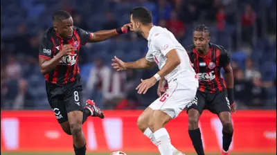 טיימוקו דיארה (מימין), דראמן סאלו שחקני הפועל חיפה מול אליאל פרץ שחקן הפועל באר שבע. מאור אלקסלסי