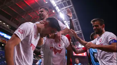 שחקני הפועל באר שבע חוגגים עם מתן בלטקסה. מאור אלקסלסי