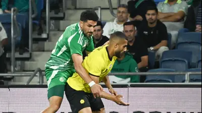 כרם ג'אבר שחקן מכבי נתניה לפני קני סייף שחקן מכבי חיפה. ברני ארדוב