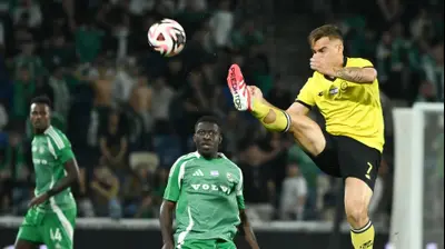 מקסים פלקושצ'נקו שחקן מכבי נתניה לפני עלי מוחמד שחקן מכבי חיפה. ברני ארדוב