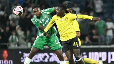 דניאל דאפה שחקן מכבי נתניה מול פדראו שחקן מכבי חיפה. ברני ארדוב