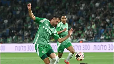 דין דוד שחקן מכבי חיפה מעל מוחמד ג'טיי שחקן מכבי נתניה. ברני ארדוב