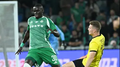 יובל שדה שחקן מכבי נתניה מול עבדולאי סק שחקן מכבי חיפה. ברני ארדוב