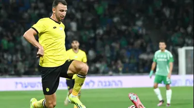 עמית כהן שחקן מכבי נתניה מול ויטל אנסימבה שחקן מכבי חיפה. ברני ארדוב