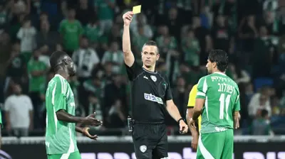 השופט אוהד אסולין שולף כרטיס צהוב לעבר עלי מוחמד שחקן מכבי חיפה. ברני ארדוב