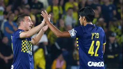 אושר דוידה חוגג עם דור פרץ, מכבי תל אביב. דני מרון