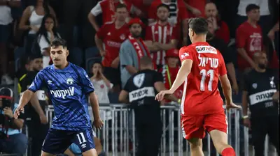 אמיר גנאח שחקן הפועל באר שבע מול סתיו טוריאל שחקן הפועל תל אביב. דני מרון
