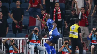 ארנולד גאריטה שחקן הפועל באר שבע חוגג שער. דני מרון