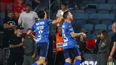 יורי מדיירוש שחקן הפועל באר שבע חוגג שער, מאחוריו גיא מזרחי. דני מרון