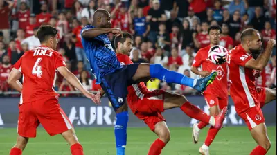 ארנולד גאריטה שחקן הפועל באר שבע בין שחקני הפועל תל אביב. דני מרון